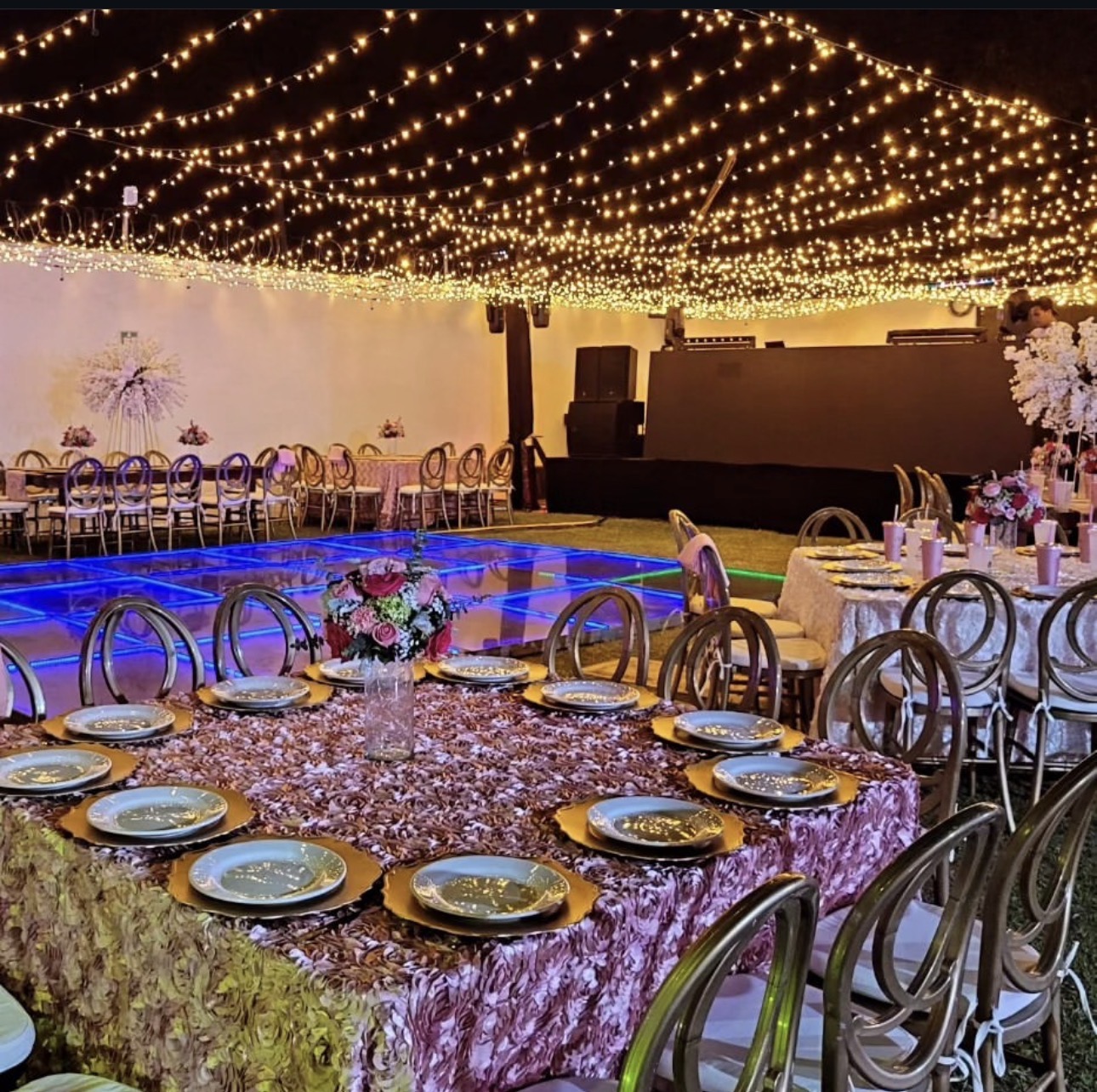 Vista del jardín y salón Diez&Seis preparado para un evento